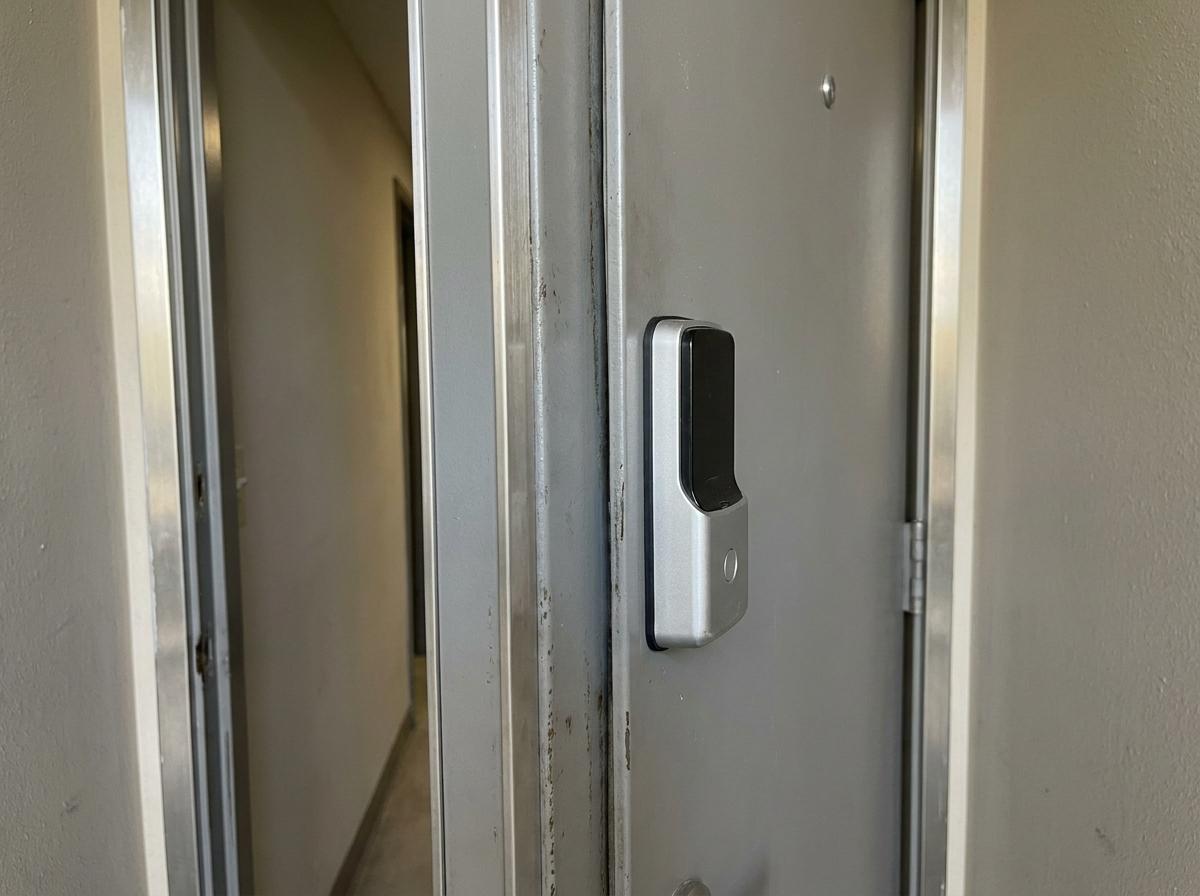 문 두께와 도어락 설치 위치를 살펴볼 수 있는 현관문