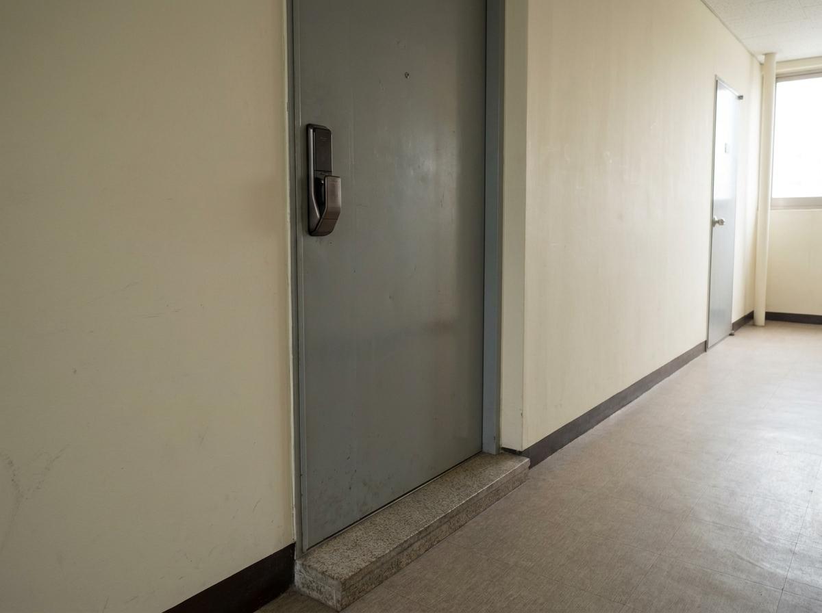 한국 아파트 현관문에 설치된 디지털 도어락